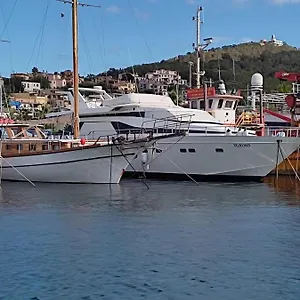 Boat & Breakfast Lucretia, Luxury Yacht Àrbatax